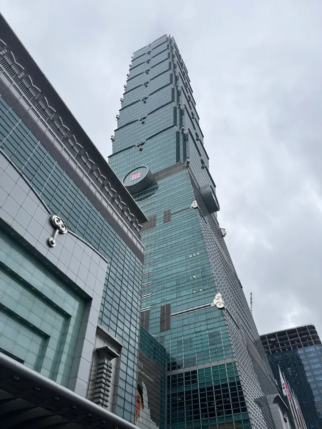 阴天里的台北101