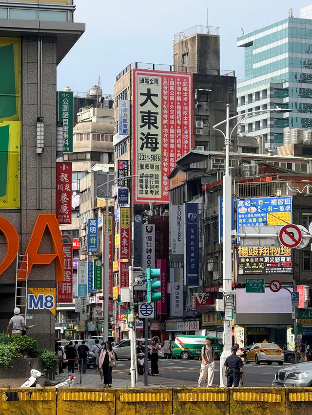 台北车站旁的招牌街景