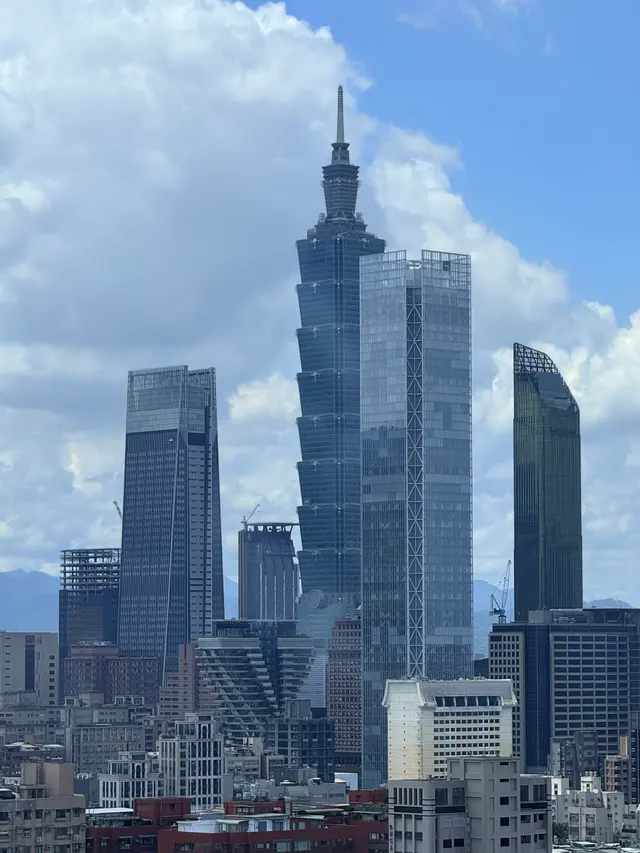 松山窗前的台北101